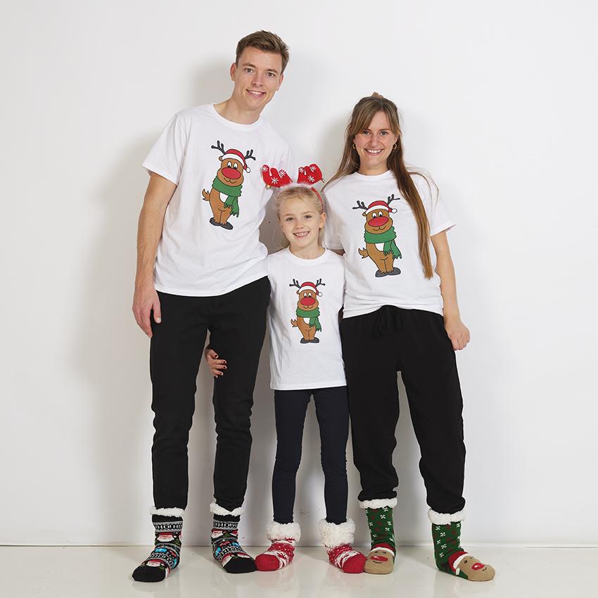 Una famiglia che indossa una maglietta bianca con Rudolph.